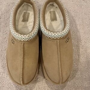 Ugg Woman's Tazz II Sz 7